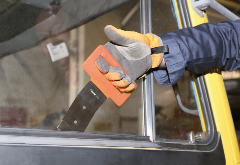 Beta Tools 1766ER Window trim removal tool with handle, allows window trims to be easily removed, with no risk of damage